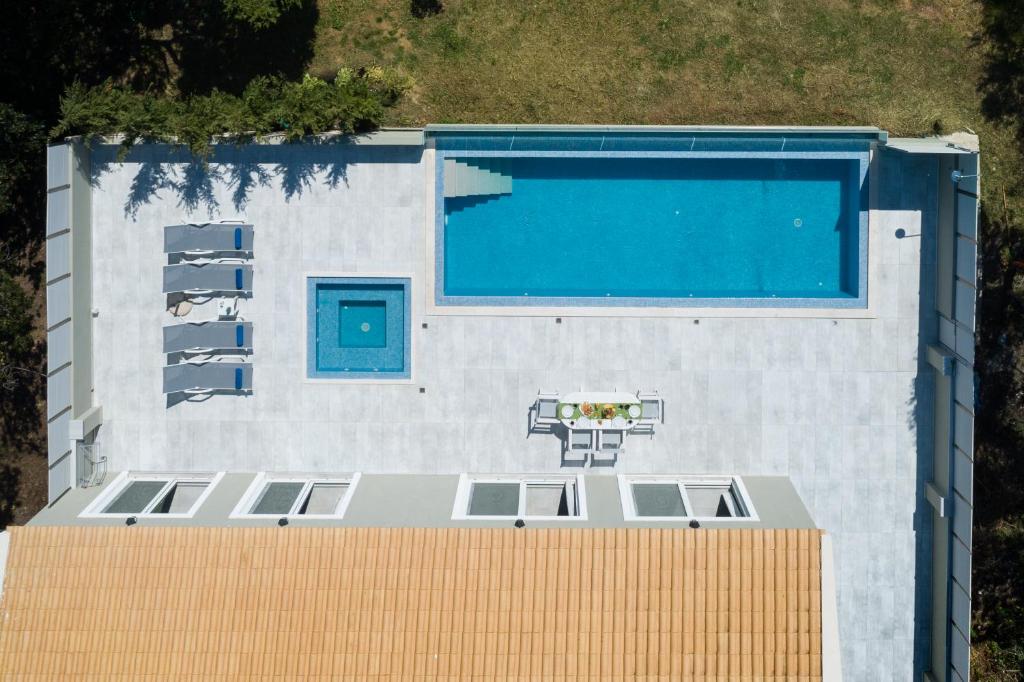 Bazén v ubytování Villa Alonaki Bay nebo v jeho okolí