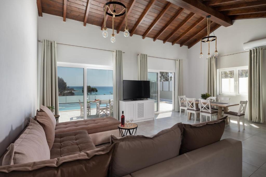 Posezení v ubytování Villa Alonaki Bay