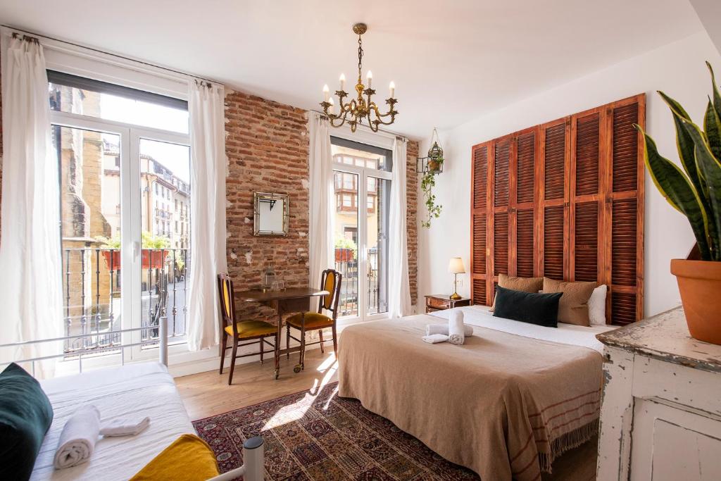 une chambre d'hôtel avec un lit, une table et des chaises dans l'établissement Off Beat Guesthouse - Self-check-in - Sleep Conscious, à Saint-Sébastien