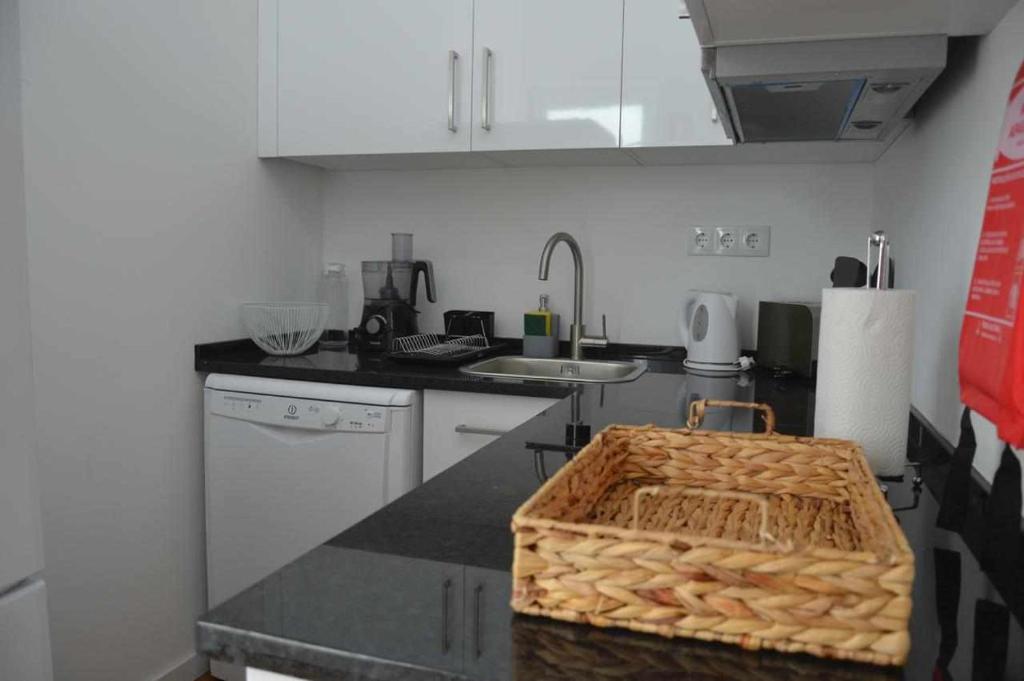 a kitchen with a counter top with a basket on it at Dom Farus Guest House in Faro