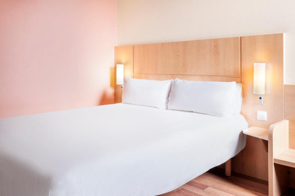 Postel nebo postele na pokoji v ubytování B&B HOTEL Barcelona Mataro