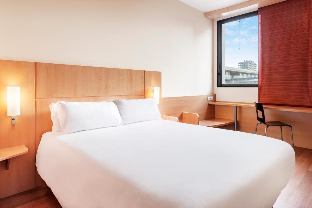 Ένα ή περισσότερα κρεβάτια σε δωμάτιο στο B&B HOTEL Barcelona Mataro