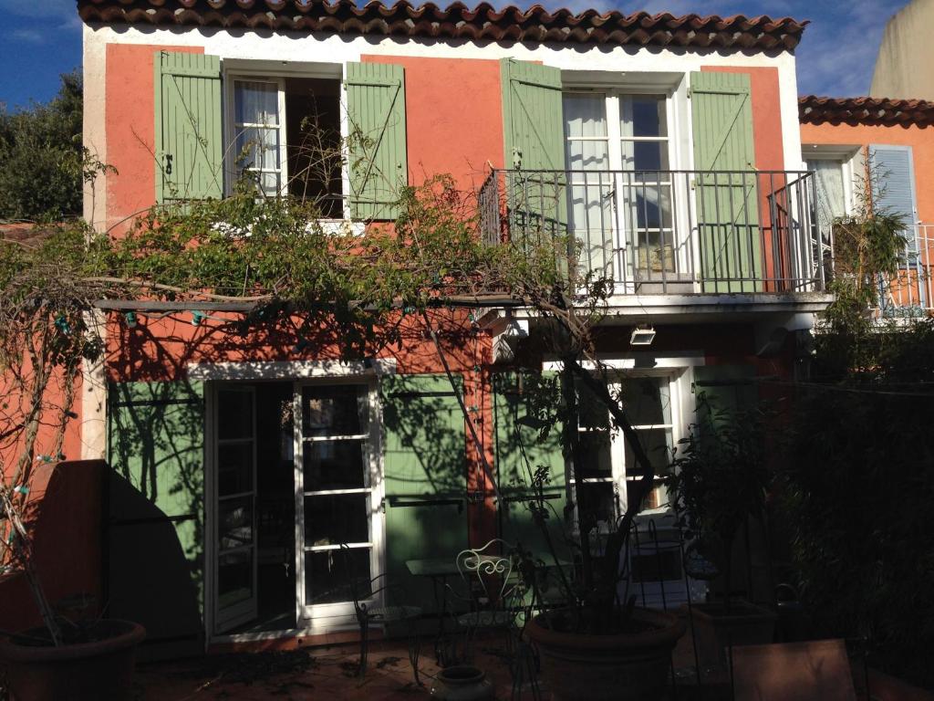 ガッサンにあるL'ombre de la Glycineのカラフルな家で、バルコニーと植物が備わります。