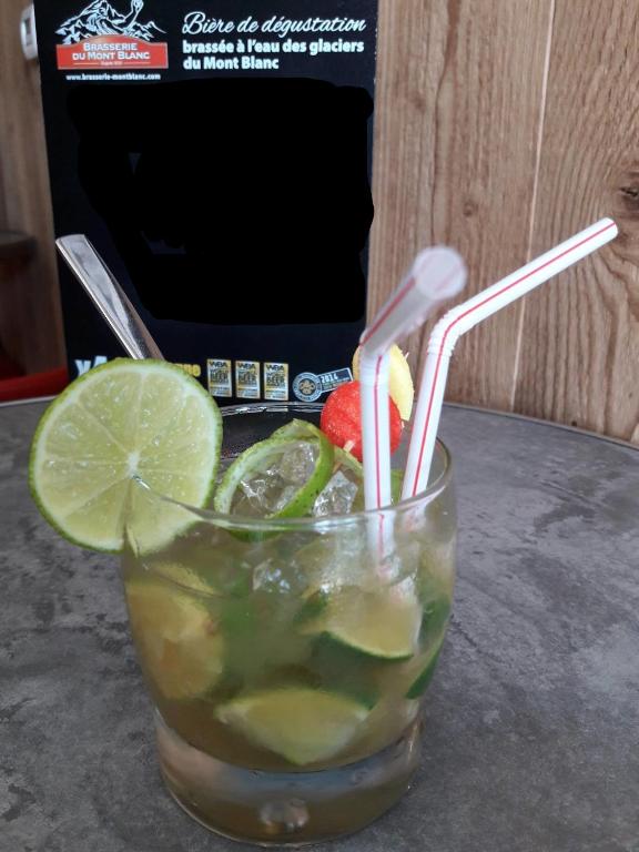 a drink with limes and a strawberry and lime at Hotel L'alpin in Landry