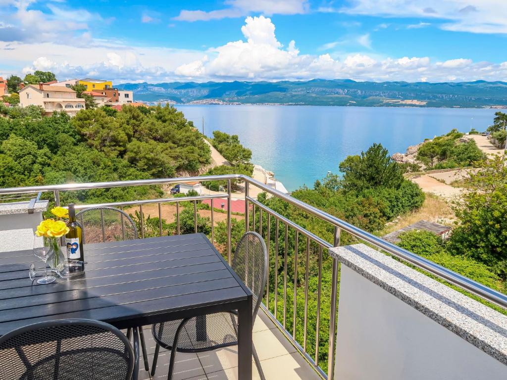 - Balcón con mesa y vistas al lago en Apartment Marija - VRB103 by Interhome, en Vrbnik