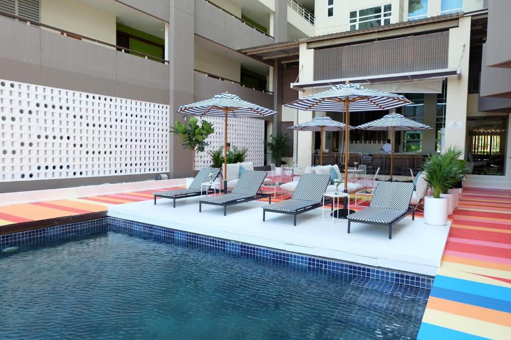 Bazén v ubytování Silathip Huahin Serviced Apartment & Hotel nebo v jeho okolí