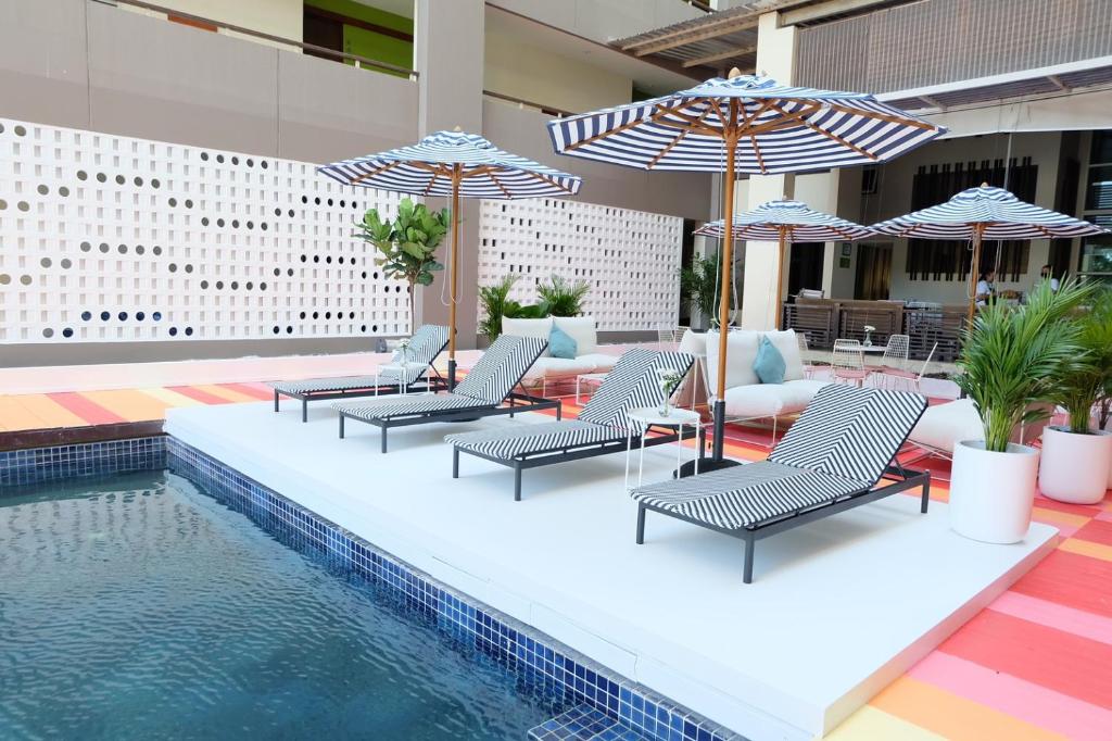 Bazén v ubytování Silathip Huahin Serviced Apartment & Hotel nebo v jeho okolí