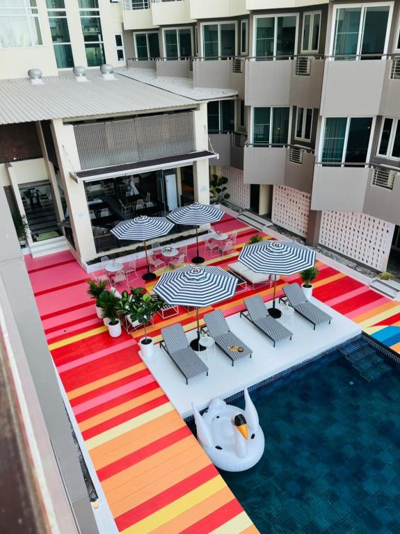 Bazén v ubytování Silathip Huahin Serviced Apartment & Hotel nebo v jeho okolí
