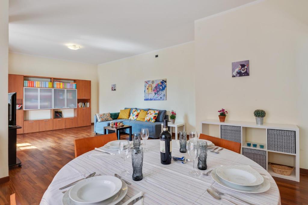 Zdjęcie z galerii obiektu Oltretorrente Ampio Appartamento con Balconi w mieście Parma