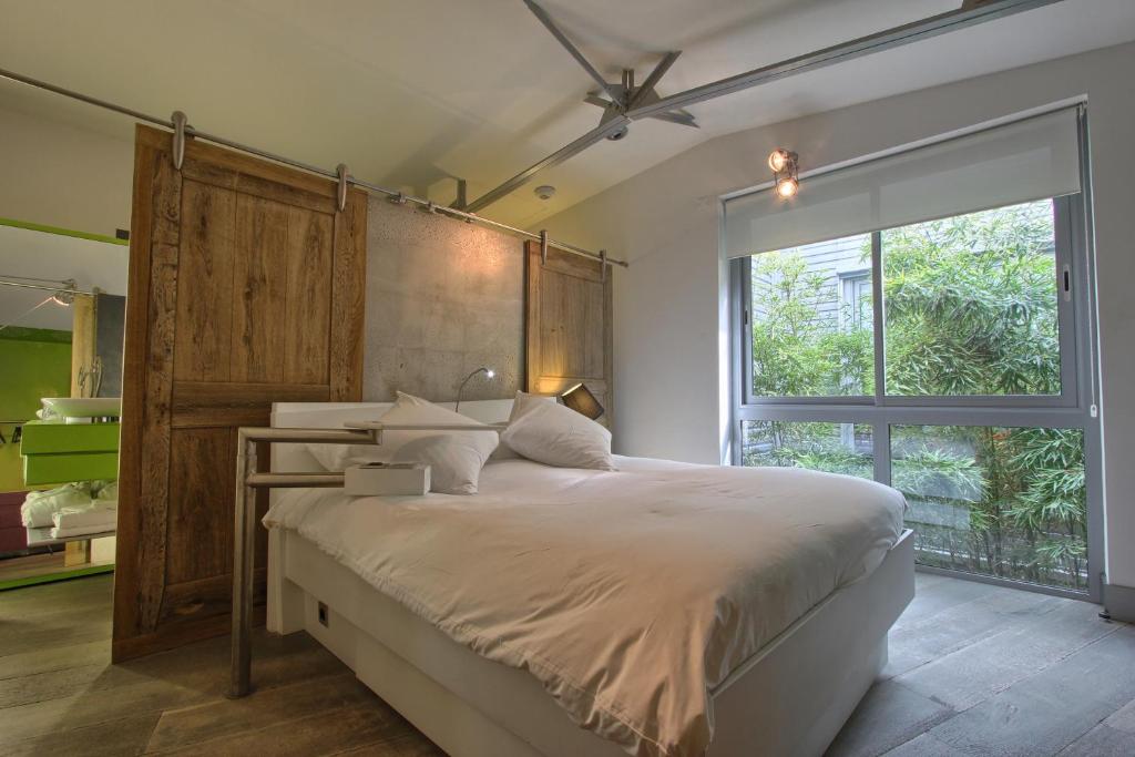 En eller flere senge i et værelse på Hôtel Le Dormeur du Val