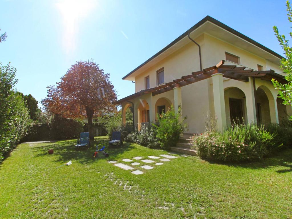 une maison avec une cour devant elle dans l'établissement Villa Villa Gino by Interhome, à Forte dei Marmi