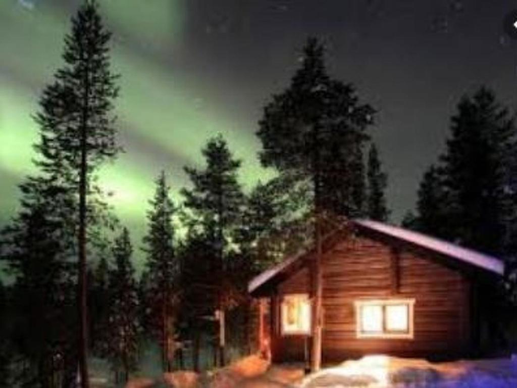 una cabaña de madera en el bosque por la noche en Holiday Home Kuukkelitupa by Interhome, en Vuontisjärvi