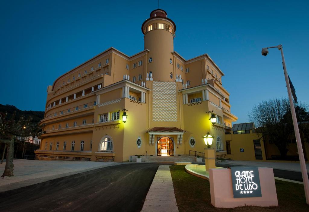 um edifício com um farol em cima dele em Grande Hotel De Luso em Luso