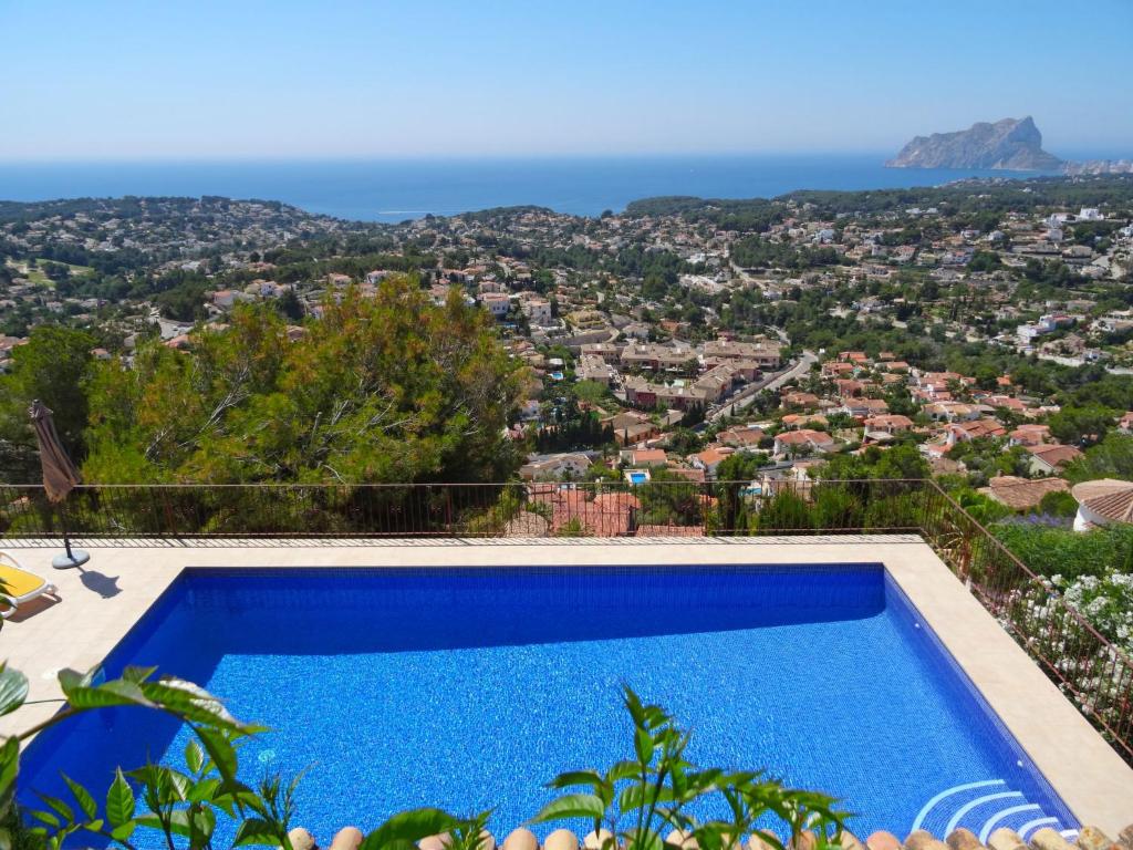 FanadixにあるHoliday Home Villa Osyris by Interhomeの眺めの良いヴィラ内のスイミングプール