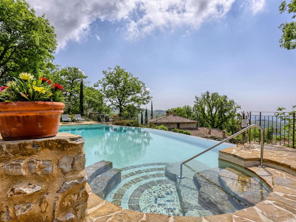 Bazén v ubytovaní Holiday Home Casale Il Poggino by Interhome alebo v jeho blízkosti