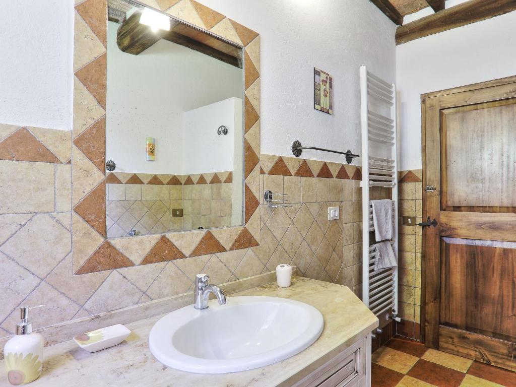Kúpeľňa v ubytovaní Holiday Home Casale Il Poggino by Interhome