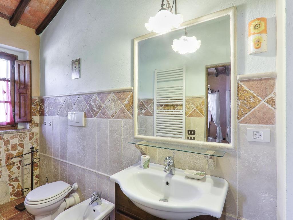 Kúpeľňa v ubytovaní Holiday Home Casale Il Poggino by Interhome