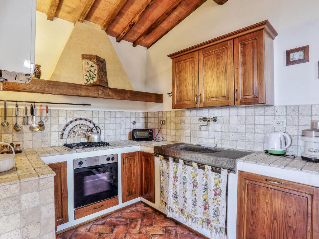 Kuchyňa alebo kuchynka v ubytovaní Holiday Home Casale Il Poggino by Interhome