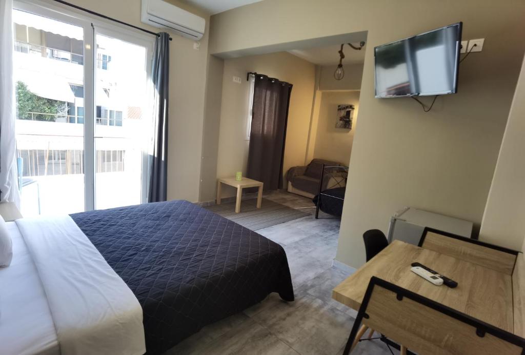 TV a/nebo společenská místnost v ubytování Achillion Hotel Piraeus