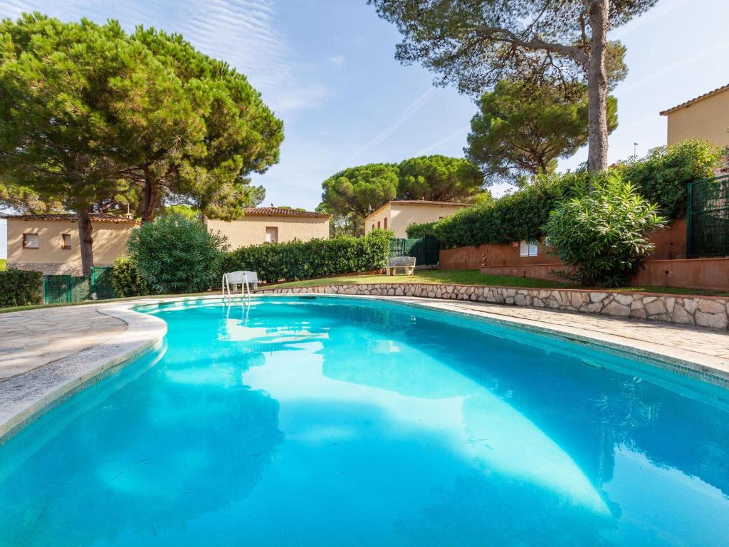 einen Pool mit blauem Wasser im Hof in der Unterkunft Holiday Home Torre Mora-4 by Interhome in Pals