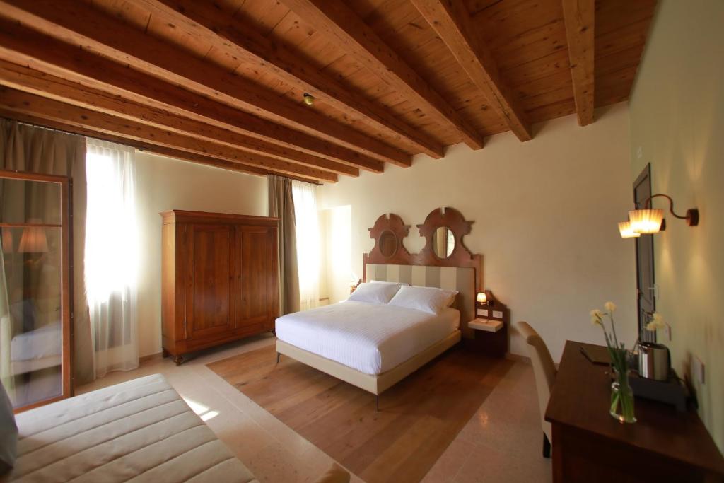 Postel nebo postele na pokoji v ubytování Corte Regia Relais & Spa