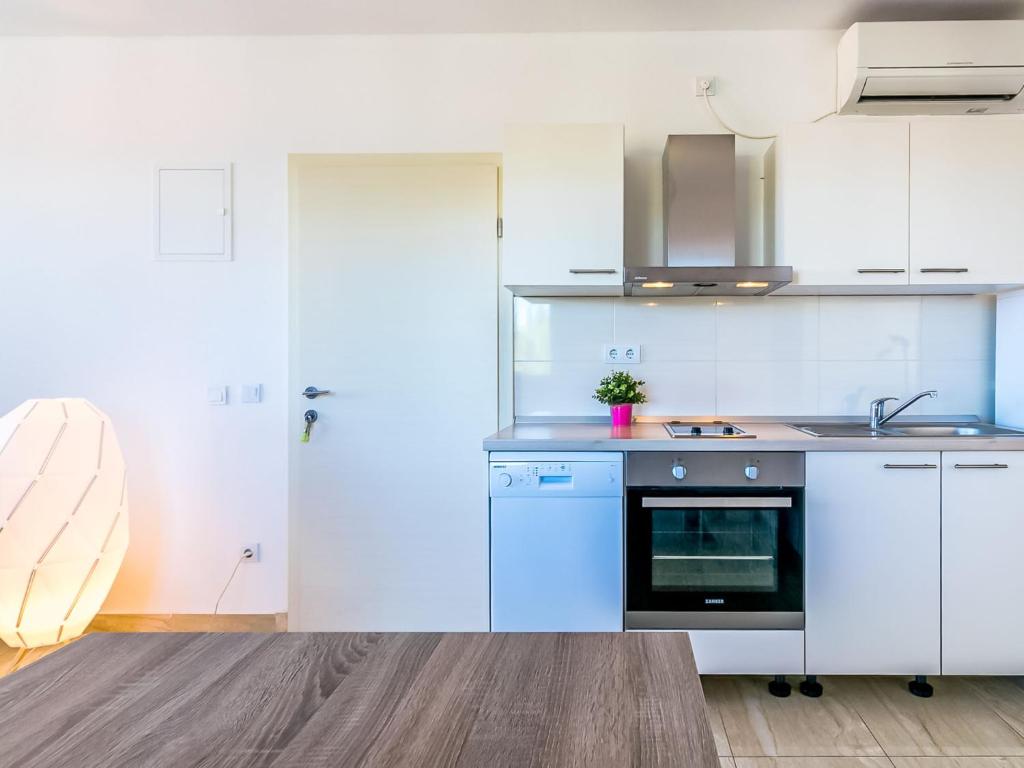 Kuchyň nebo kuchyňský kout v ubytování Apartment Villa 2 Pools-4 by Interhome