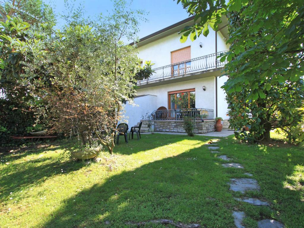 a view of the house from the yard at Holiday Home Nannini by Interhome in Forte dei Marmi