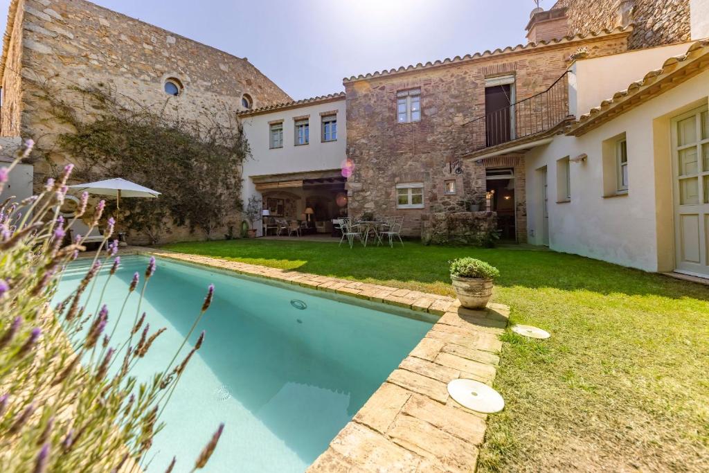 una piscina en el patio trasero de una casa en Bravissimo Can Bufas, en Castillo de Aro