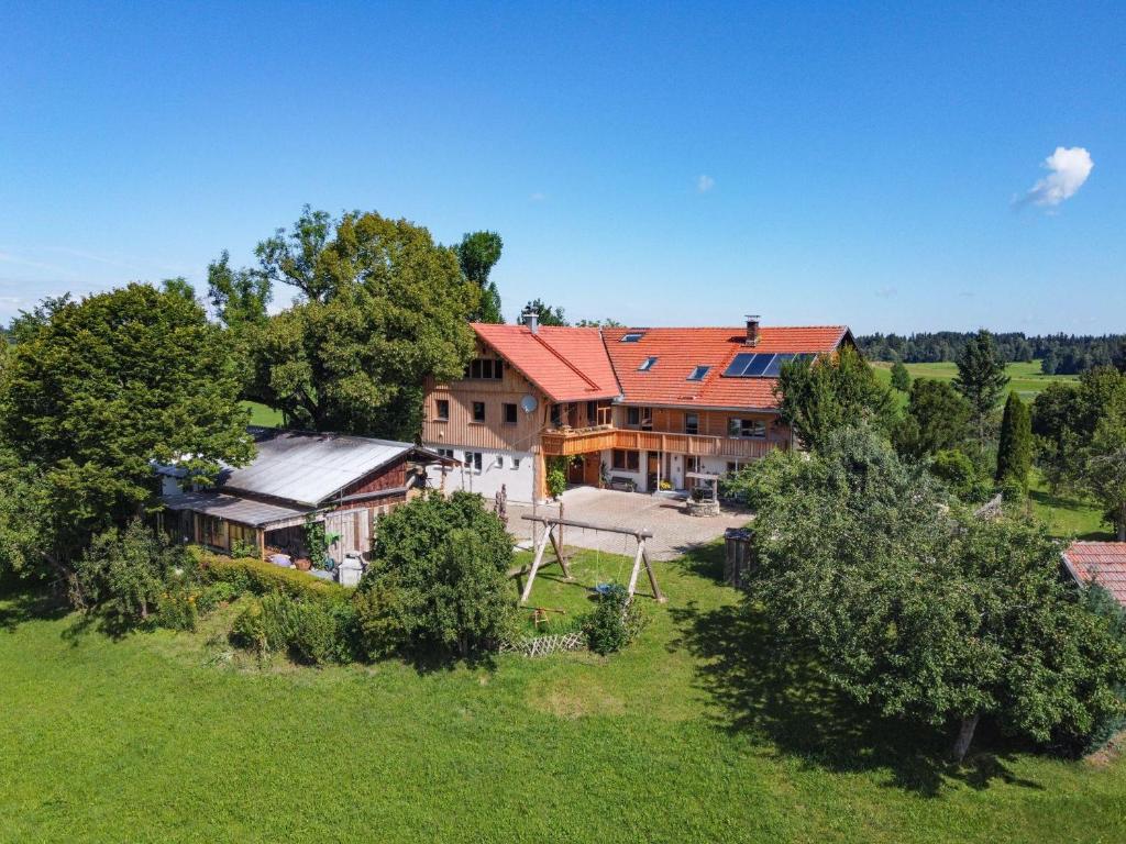una vista aérea de una casa grande en un campo en Trollenhof im Allgäu - Ferienwohnungen Aggenstein, en Rückholz