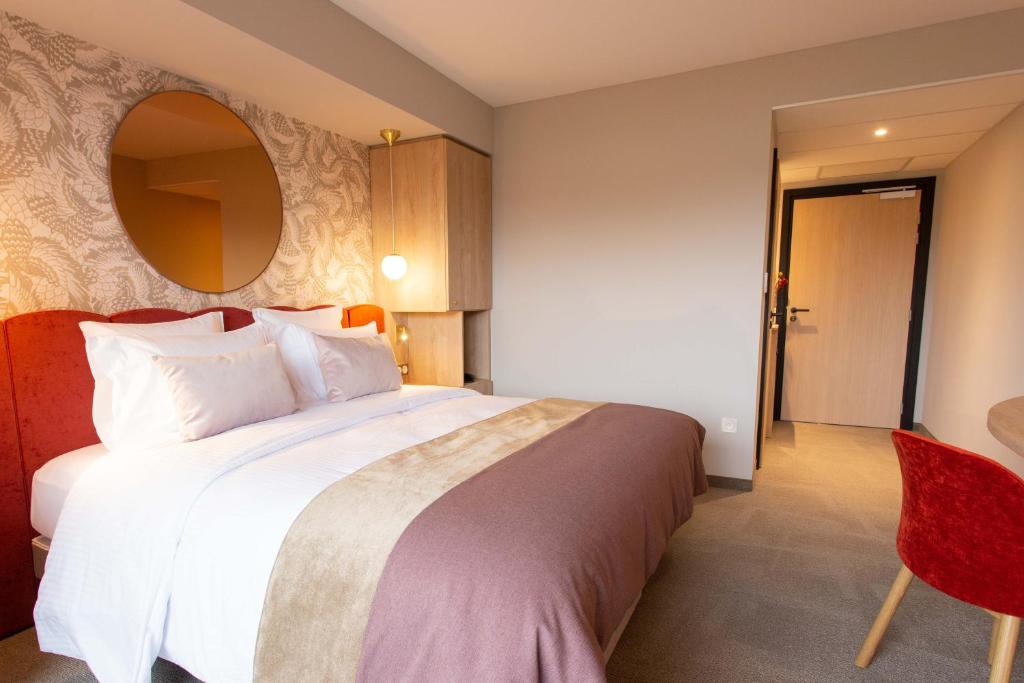 Postel nebo postele na pokoji v ubytování James Vignoble Hôtel, Eguisheim