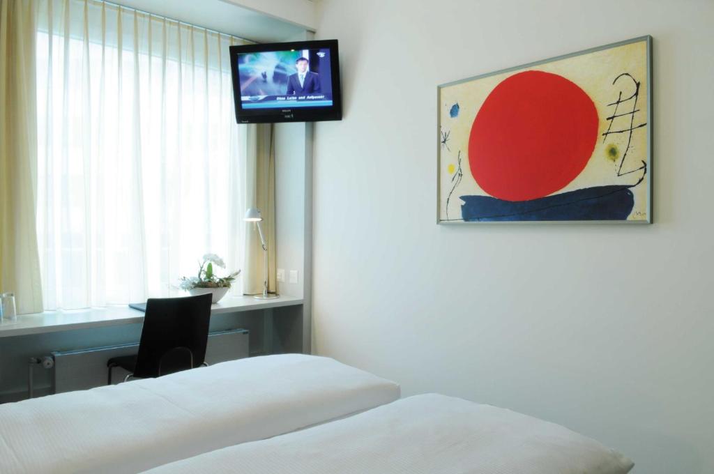 TV a/nebo společenská místnost v ubytování Sorell Hotel Ador