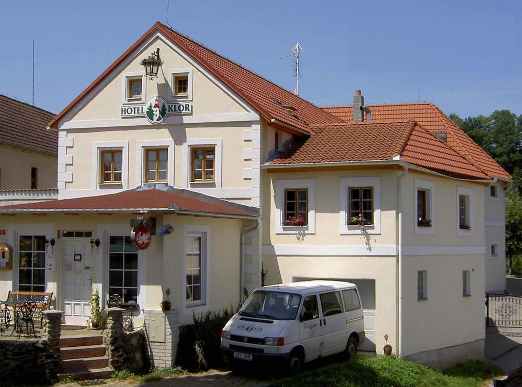 a white van parked in front of a house at Hotel Klor in Doudleby