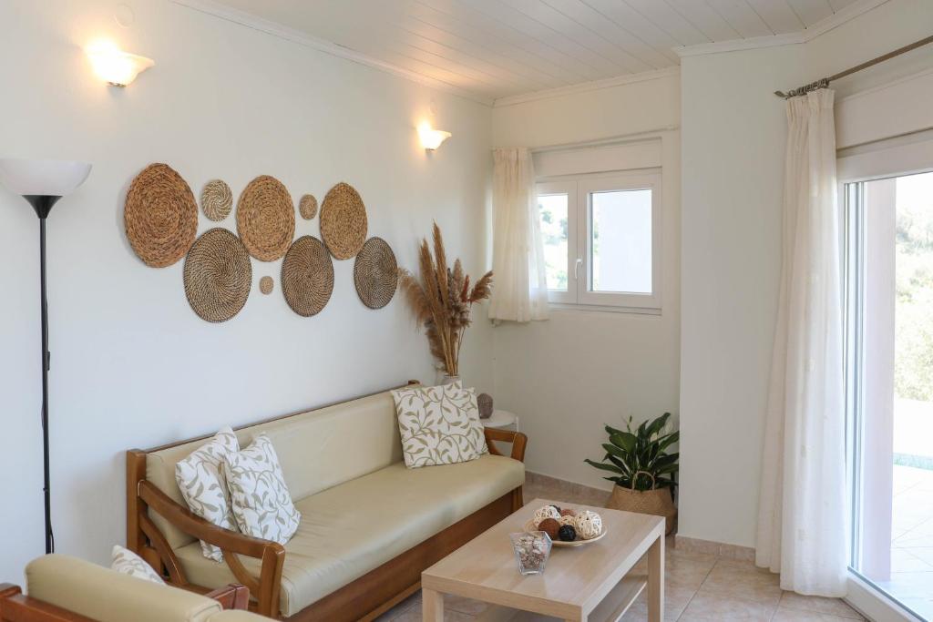ein Wohnzimmer mit einem Sofa und einem Tisch in der Unterkunft Tramontana House1 in Skiathos-Stadt