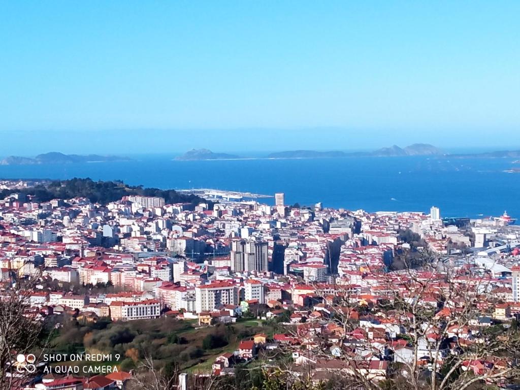 einen Blick auf eine Stadt mit dem Meer im Hintergrund in der Unterkunft PISO UNICO EN VIGO in Vigo