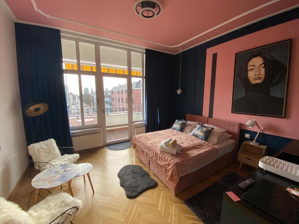 sypialnia z łóżkiem i obrazem na ścianie w obiekcie Apartamenty Royal Point Bed & Bath w Szczecinie