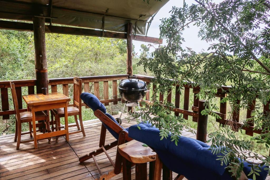 Balkón nebo terasa v ubytování Fernhill Tented Treehouses