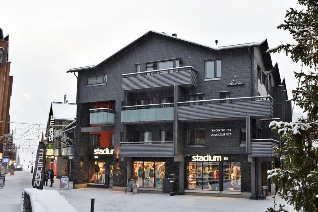 un bâtiment noir dans une rue avec un magasin dans l'établissement Levi Suites Unna Mànnu, à Levi