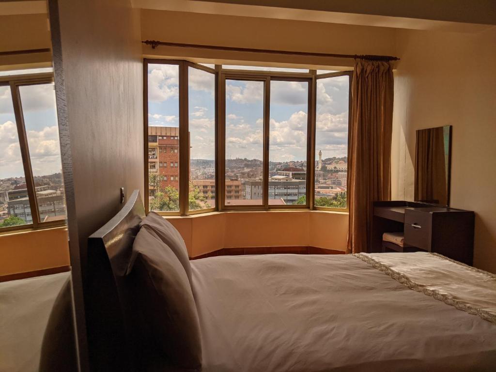 Postel nebo postele na pokoji v ubytování Prestige Hotel Suites