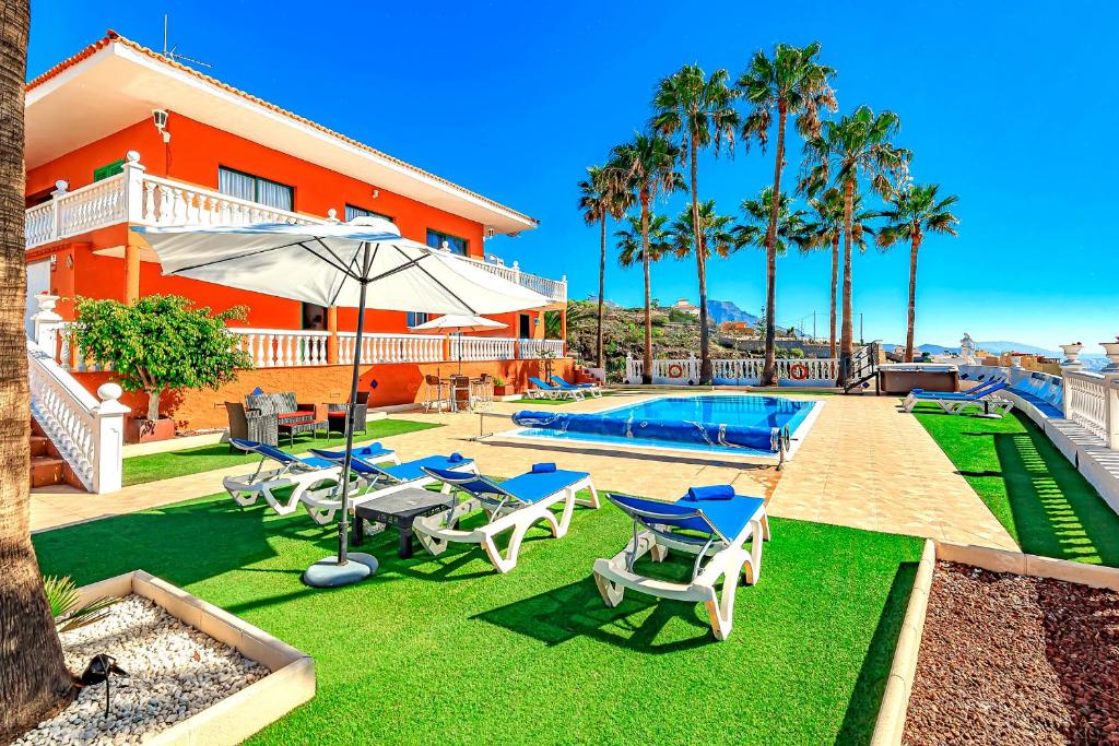 Bazén v ubytování Villa Raquel with Private POOL and Sea view nebo v jeho okolí