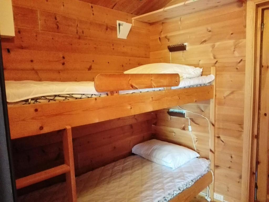 2 Etagenbetten in einer Holzhütte in der Unterkunft Lensmansgarden in Innfjorden