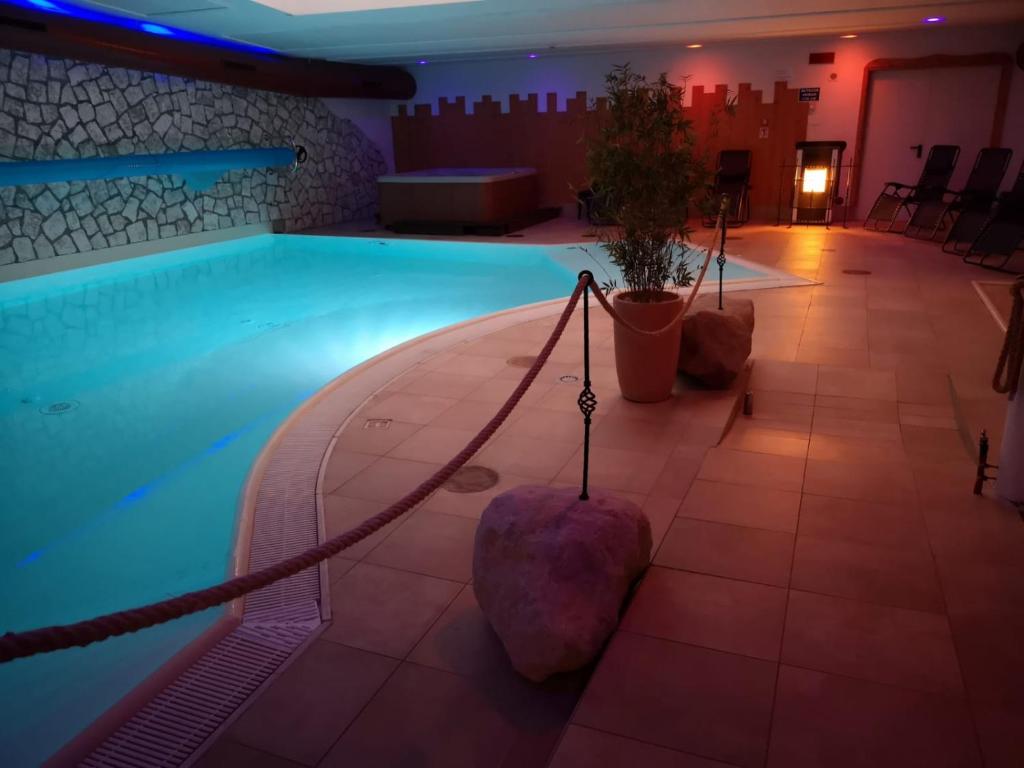 uma piscina com uma corda à volta em Folgaria Post Hotel em Folgaria
