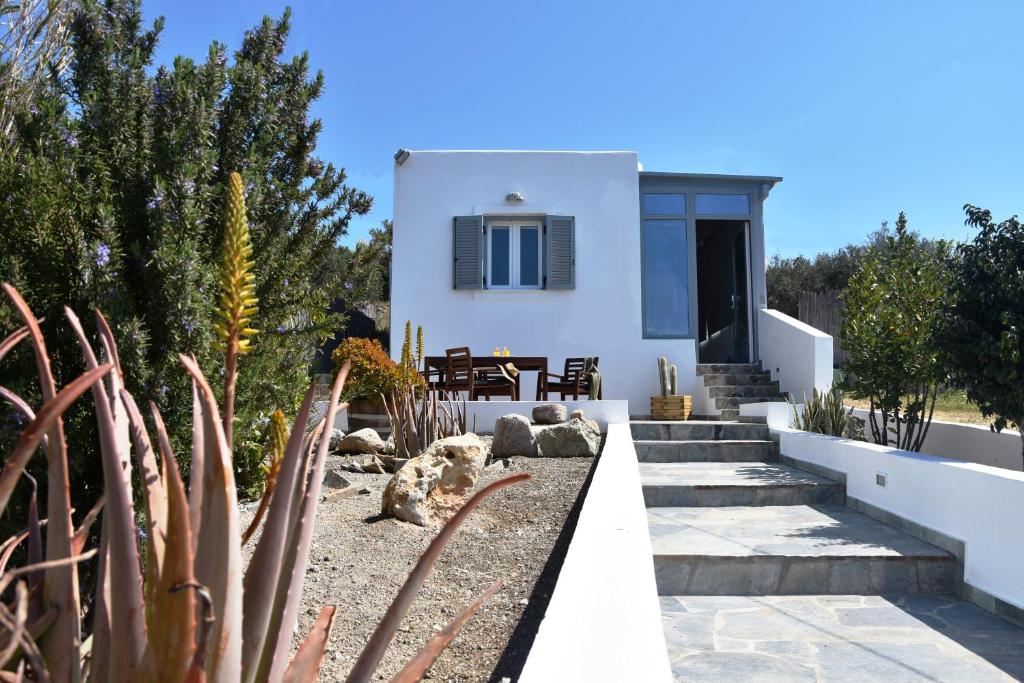 Casa con jardín con cactus en Nelleas home en Adamas