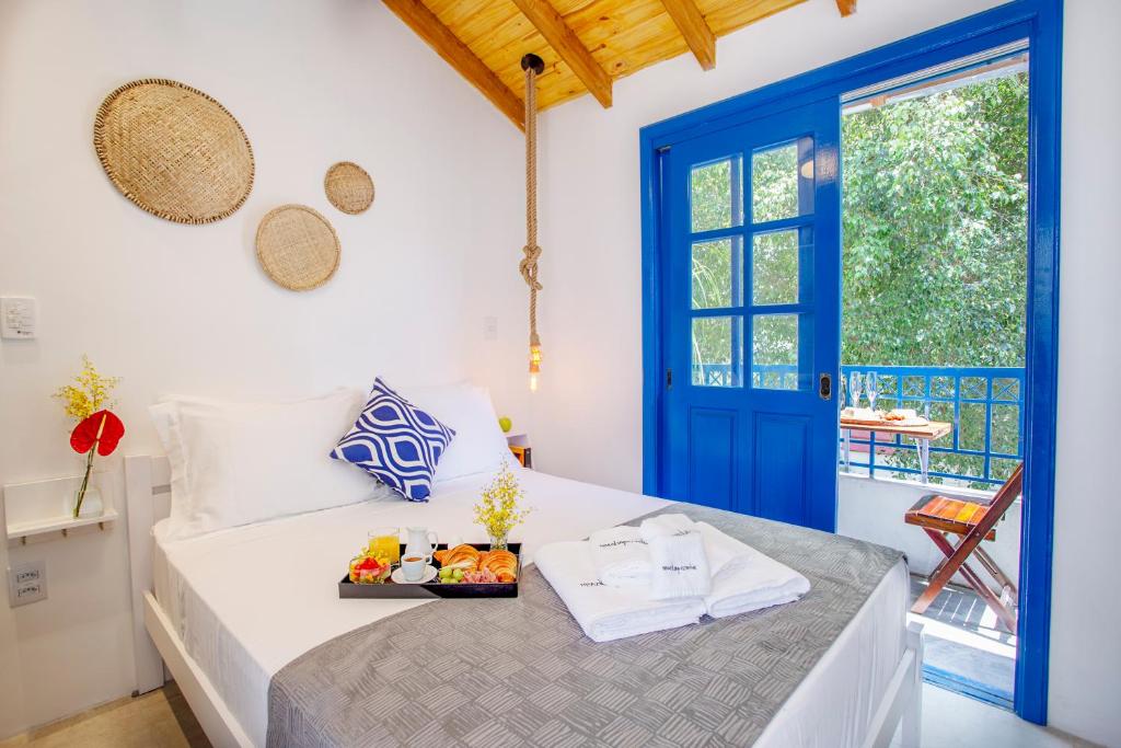 een slaapkamer met een bed met een blauwe deur bij Vila Grega in Sao Paulo