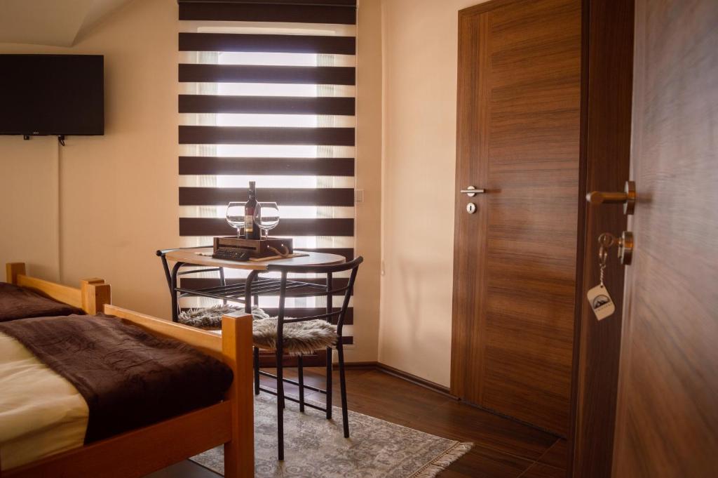 N'Bjeshke te guri i zi - Twin Room