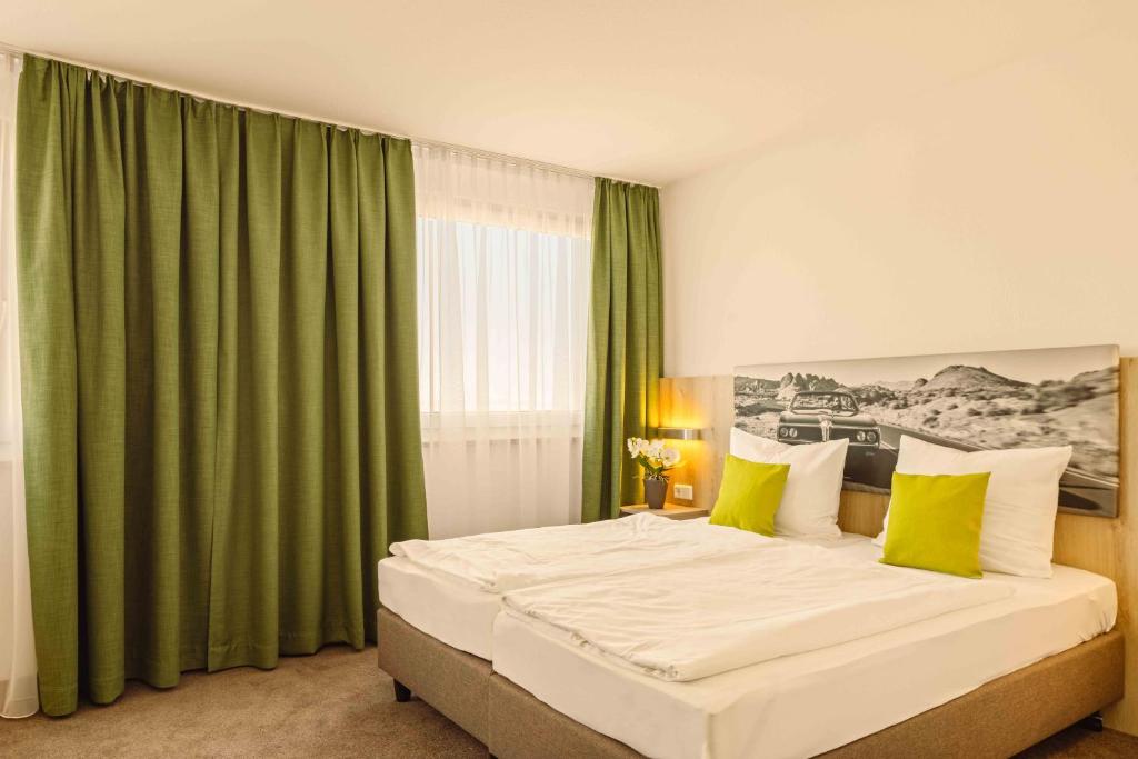 Postel nebo postele na pokoji v ubytování Highway Hotel