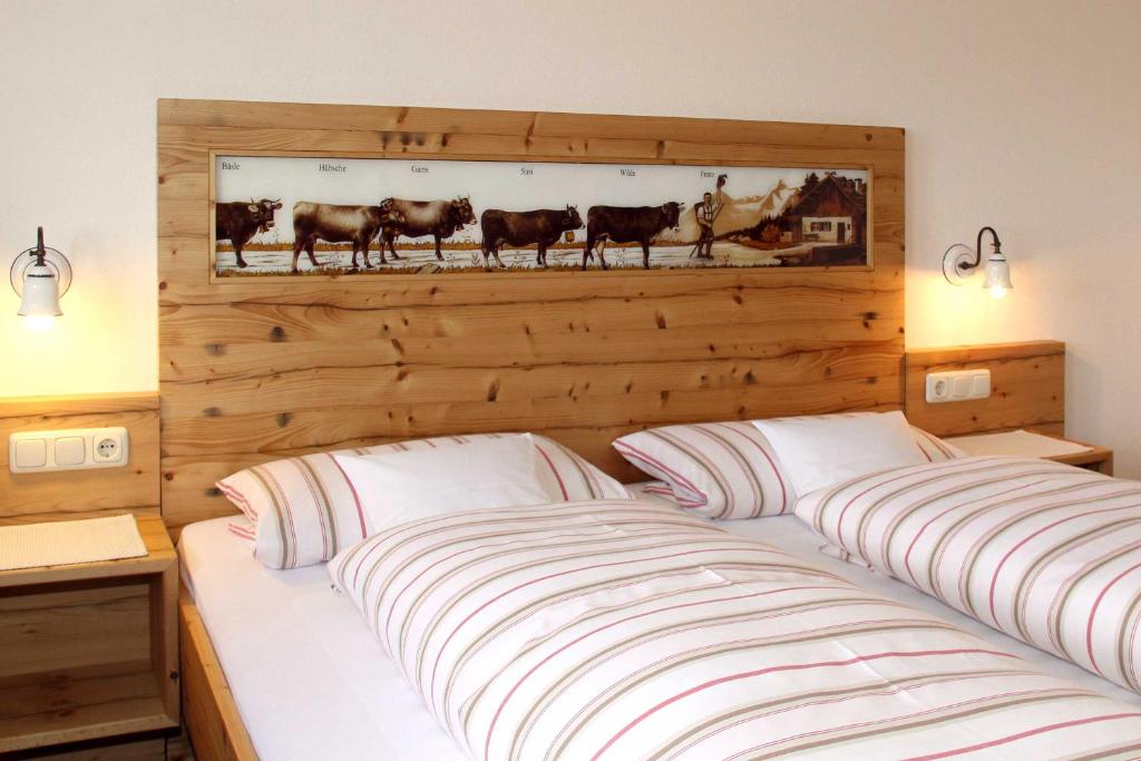 2 łóżka w sypialni z drewnianą ścianą w obiekcie Haus Vogler w mieście Oberstdorf