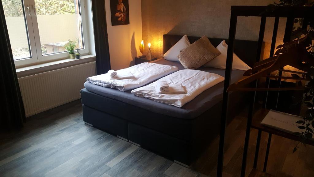 ein Bett mit zwei Kissen auf einem Zimmer in der Unterkunft Pension Abshoff in Meschede