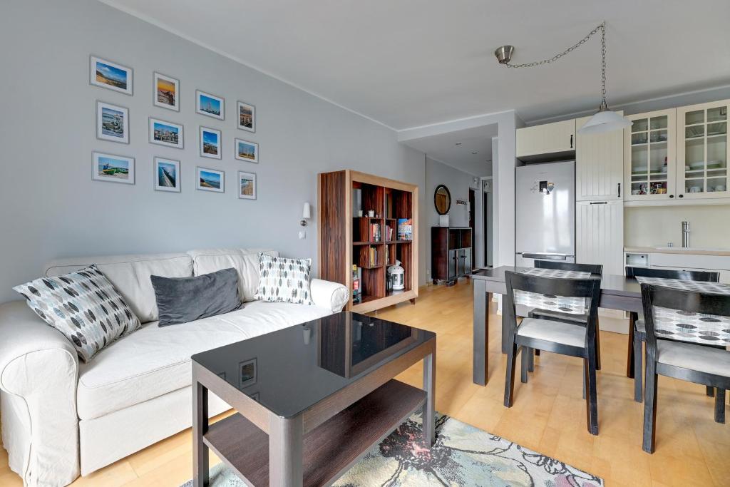 een woonkamer met een bank en een tafel bij Comfort Apartments Abrahama in Gdynia