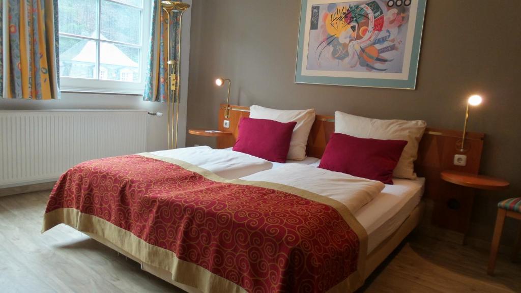 Postel nebo postele na pokoji v ubytování Hotel Alt Montjoie