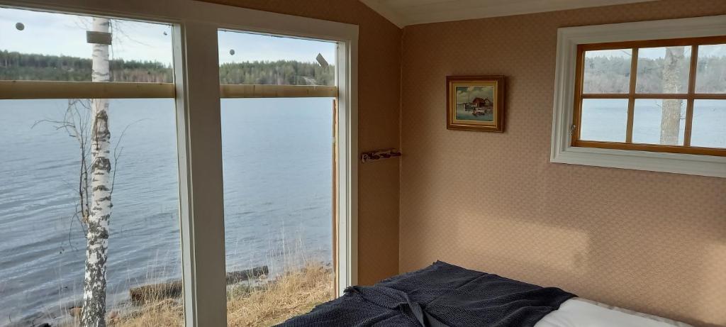 Schlafzimmer mit einem Fenster mit Blick auf das Wasser in der Unterkunft Sankt Anna Bed and Boat, in Sankt Anna